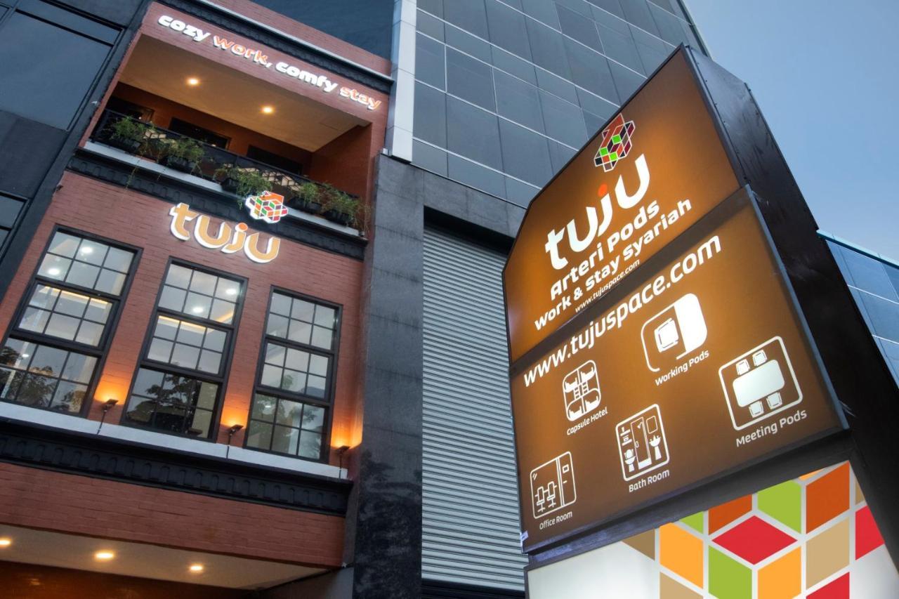 Tuju Arteri Pods Hostel Jakarta Exterior photo